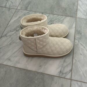 Size 8 quilted uggs! Never worn
